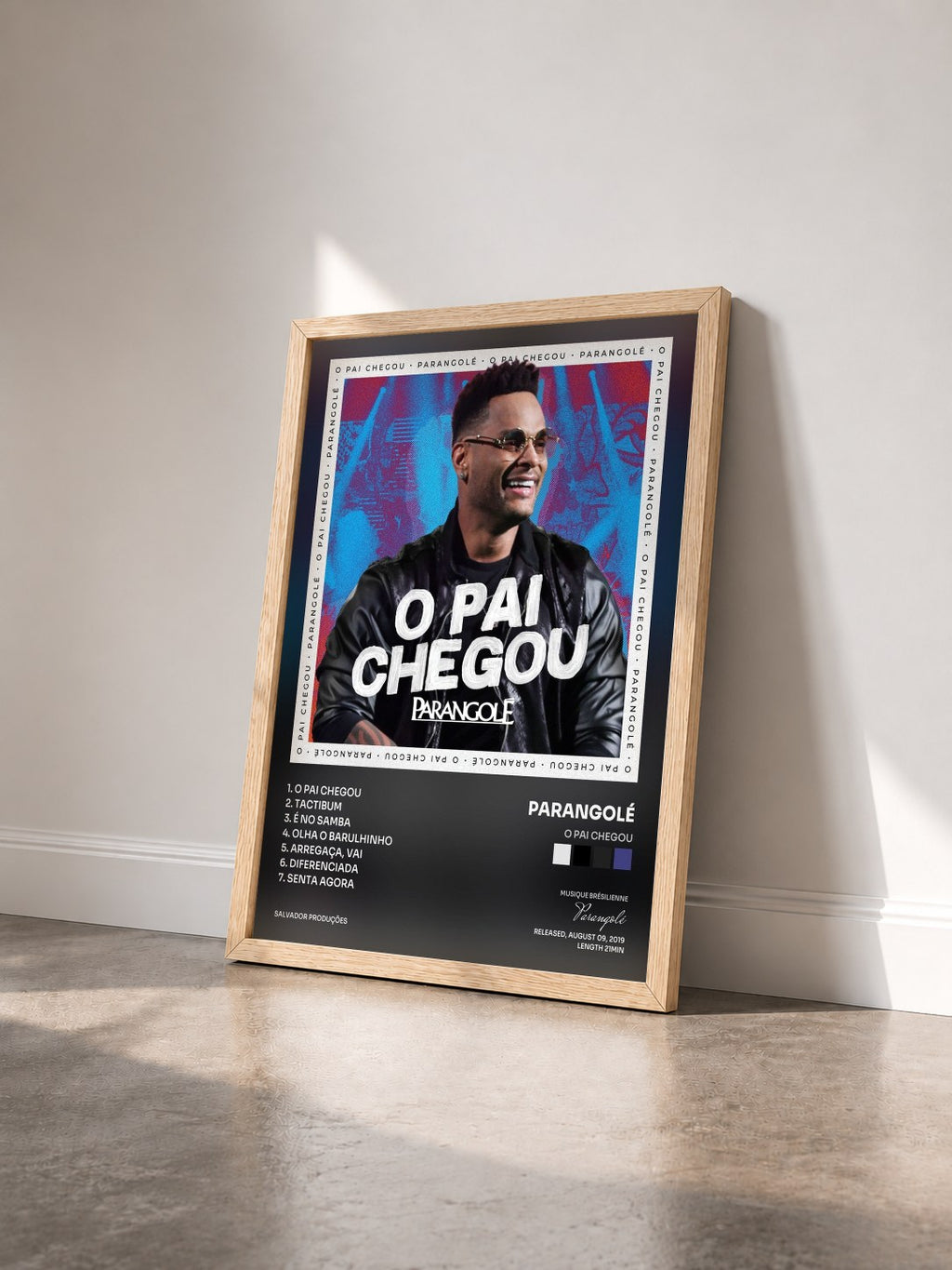 #bois Tableau de l'album O Pai Chegou de Parangolé vu de trois quarts, cadre en bois brut
