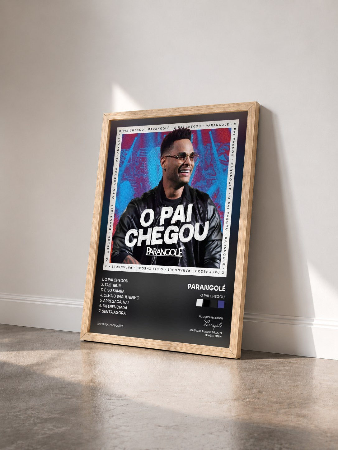 #bois Tableau de l'album O Pai Chegou de Parangolé vu de trois quarts, cadre en bois brut