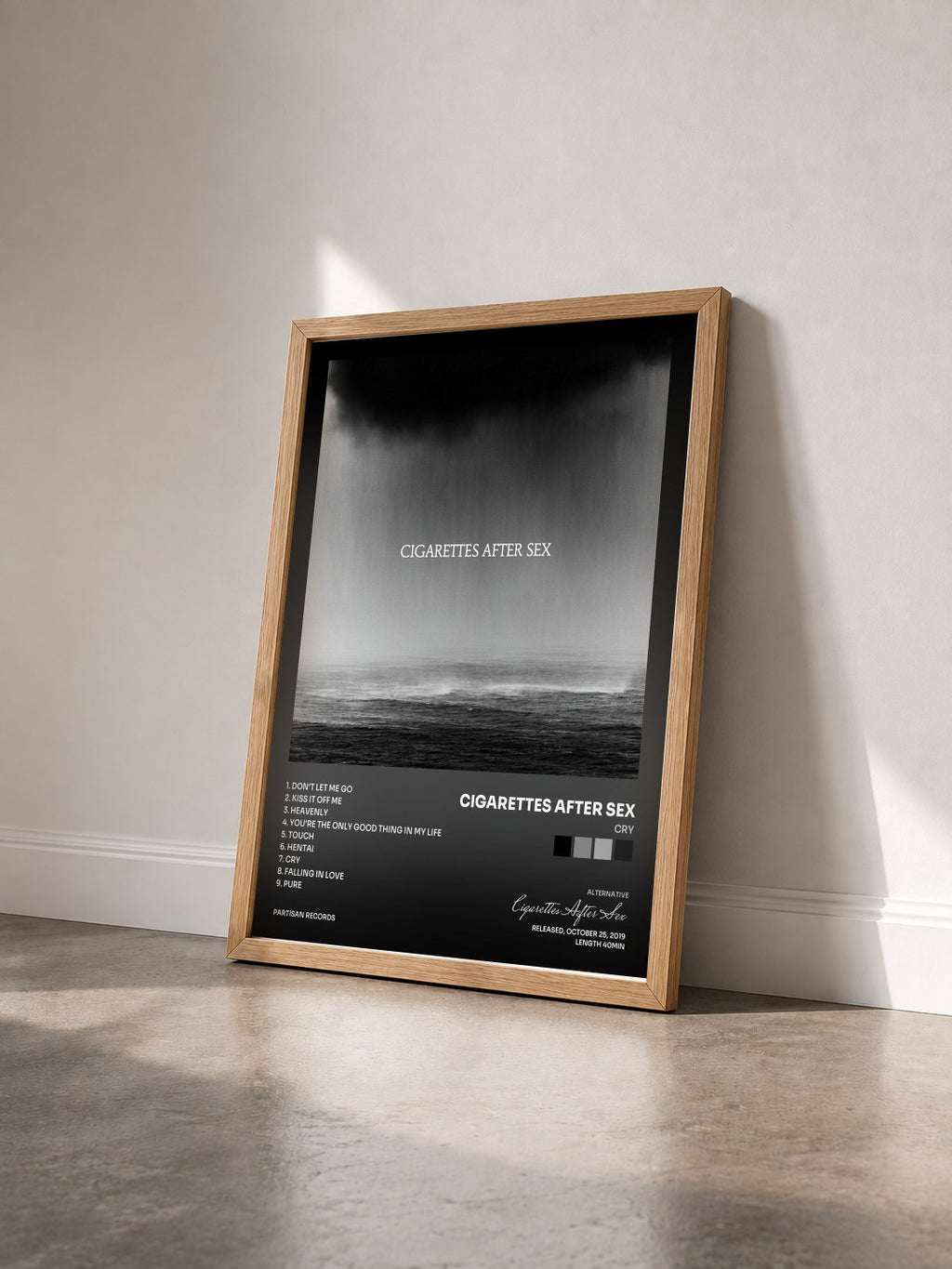 #bois Tableau de l'album Cry de Cigarettes After Sex vu de trois quarts, cadre en bois brut