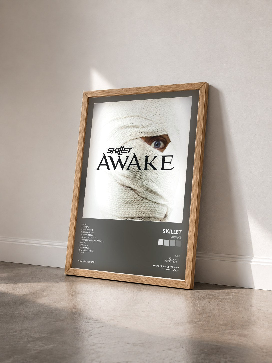 #bois Tableau de l'album Awake de Skillet vu de trois quarts, cadre en bois brut