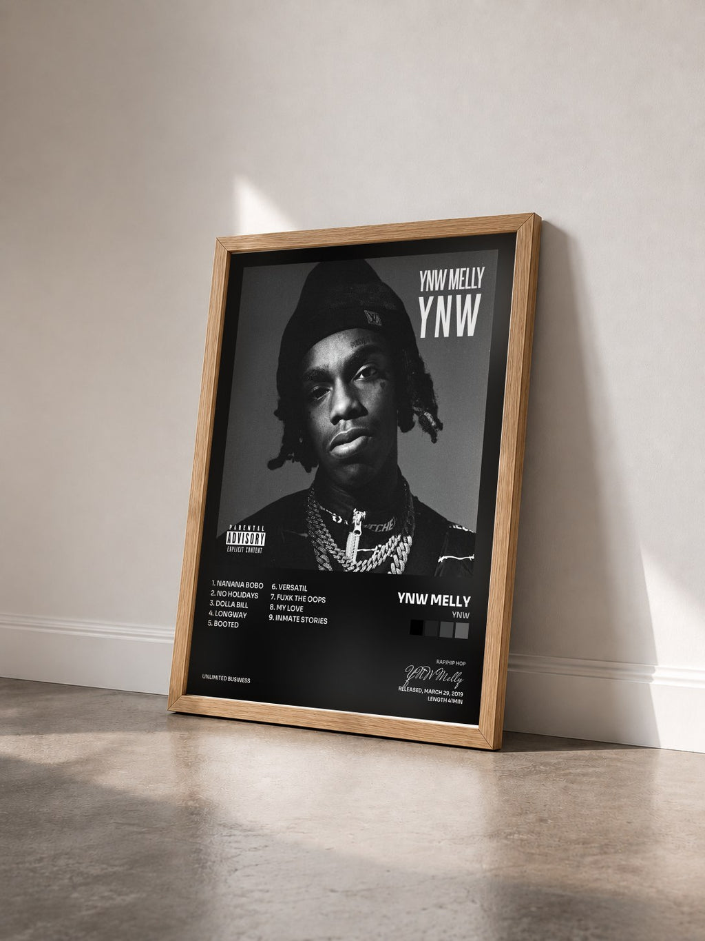 #bois Tableau de l'album YNW de YNW Melly vu de trois quarts, cadre en bois brut