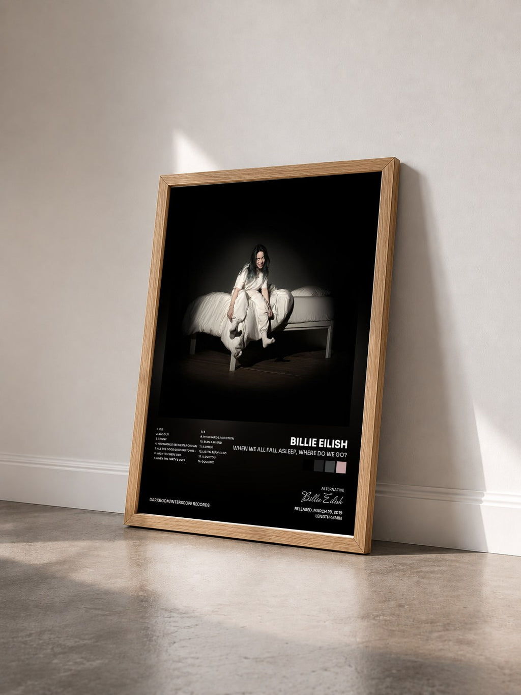 #bois Tableau de l'album WHEN WE ALL FALL ASLEEP, WHERE DO WE GO? de Billie Eilish vu de trois quarts, cadre en bois brut