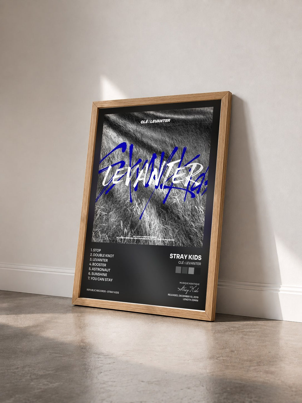 #bois Tableau de l'album Clé : LEVANTER de Stray Kids vu de trois quarts, cadre en bois brut