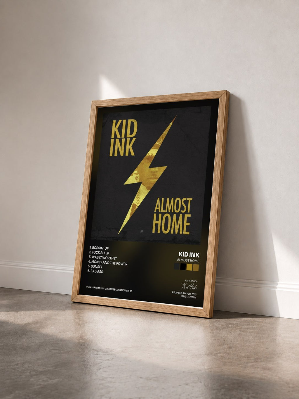 #bois Tableau de l'album Almost Home de Kid Ink vu de trois quarts, cadre en bois brut