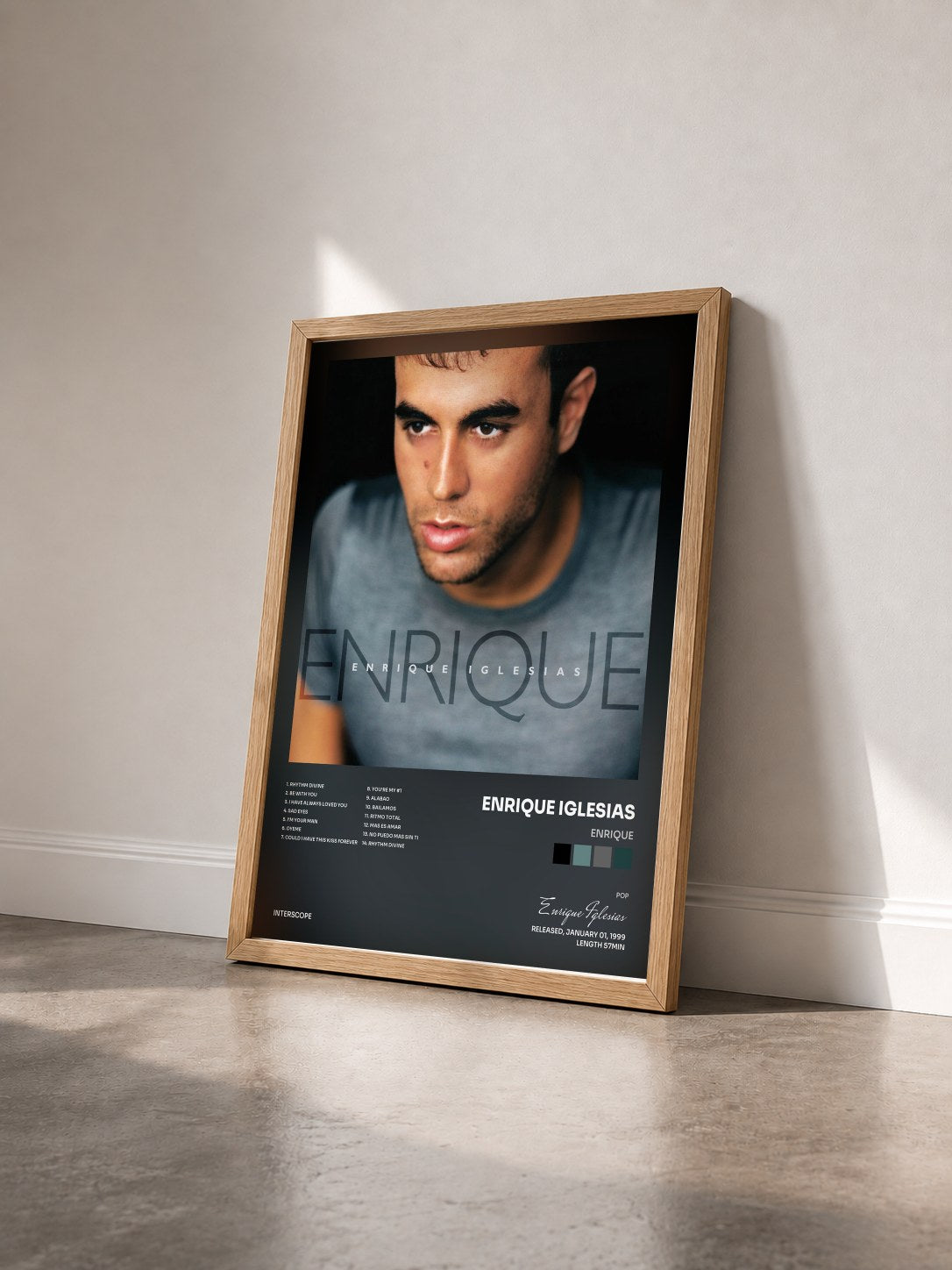 #bois Tableau de l'album Enrique de Enrique Iglesias vu de trois quarts, cadre en bois brut