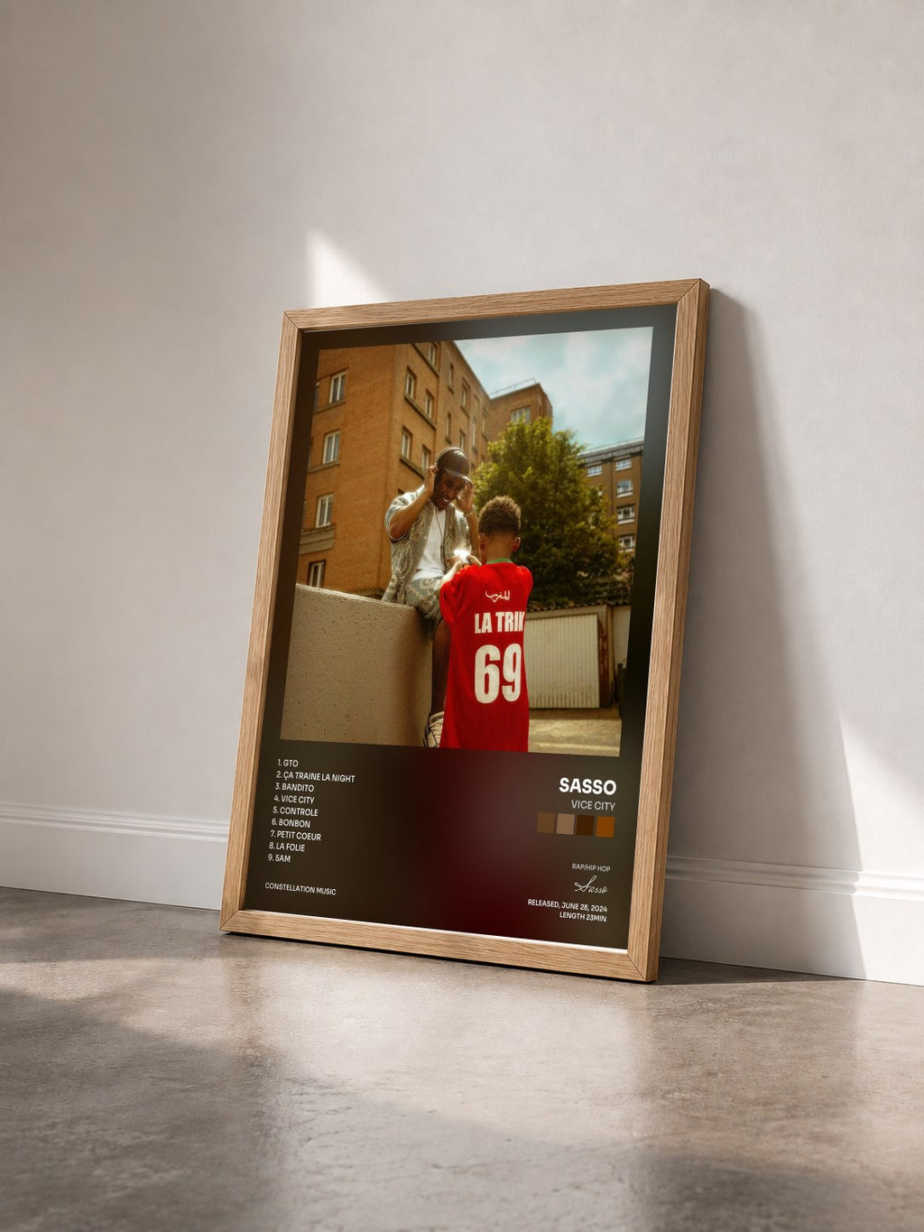 #bois Tableau de l'album VICE CITY de Sasso vu de trois quarts, cadre en bois brut