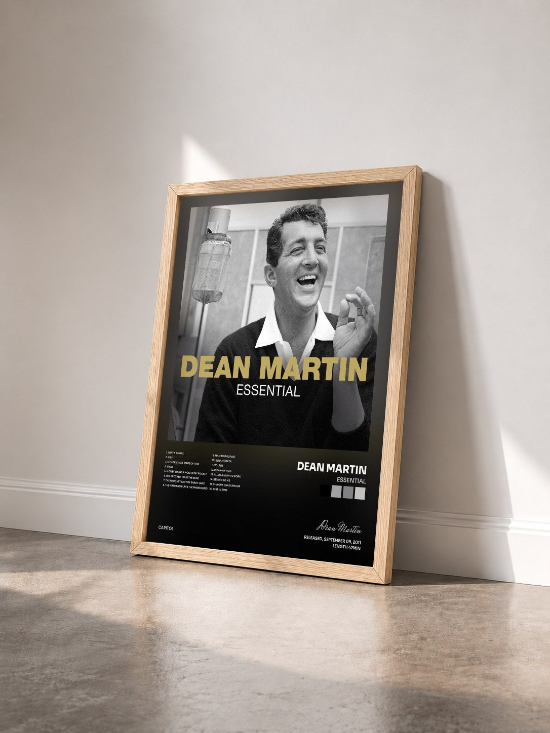 #bois Tableau de l'album Essential de Dean Martin vu de trois quarts, cadre en bois brut