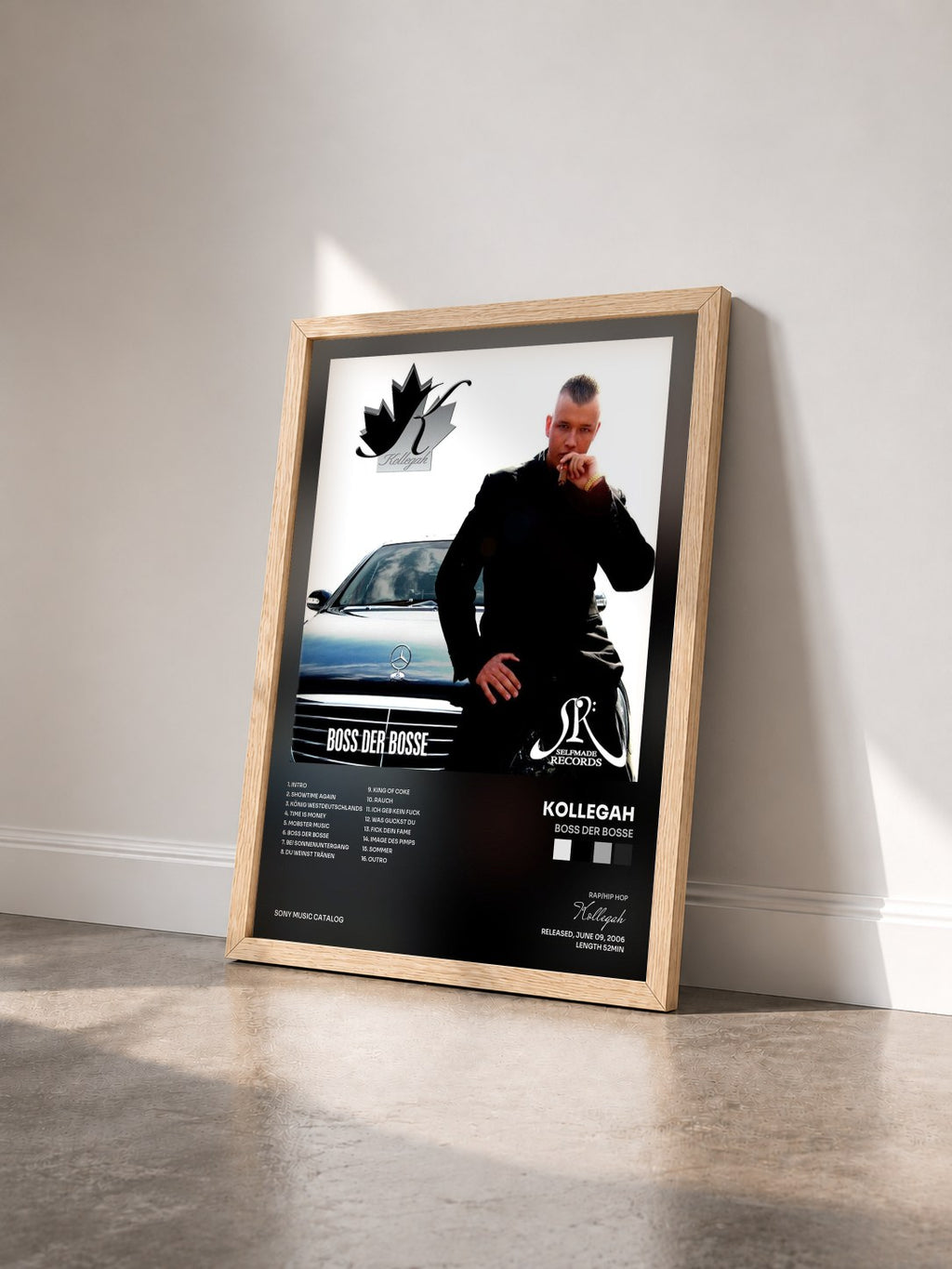 #bois Tableau de l'album Boss der Bosse de Kollegah vu de trois quarts, cadre en bois brut