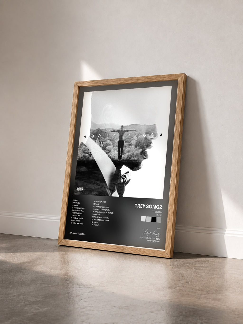 #bois Tableau de l'album Trigga (Deluxe) de Trey Songz vu de trois quarts, cadre en bois brut