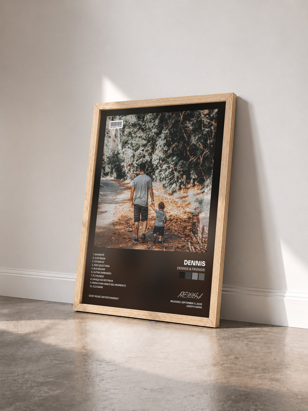 #bois Tableau de l'album Dennis & Friends de DENNIS vu de trois quarts, cadre en bois brut