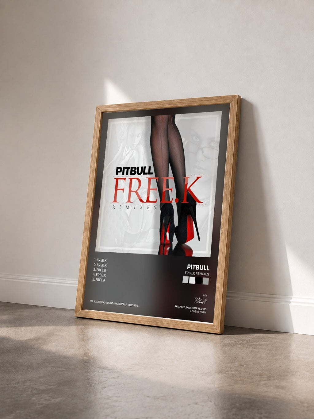 #bois Tableau de l'album FREE.K Remixes de Pitbull vu de trois quarts, cadre en bois brut