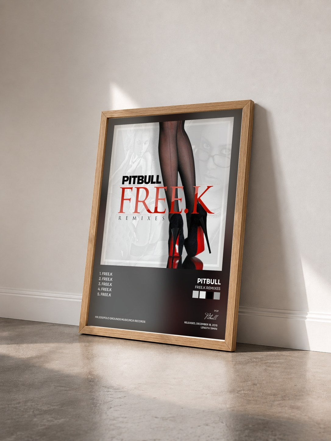#bois Tableau de l'album FREE.K Remixes de Pitbull vu de trois quarts, cadre en bois brut