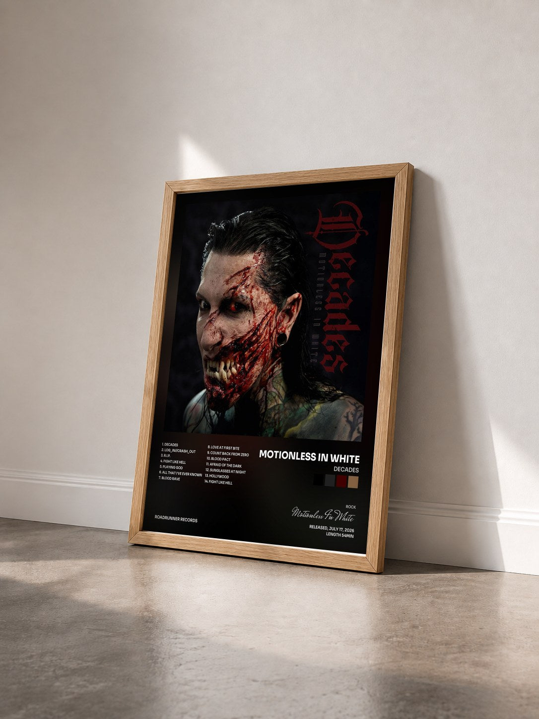 #bois Tableau de l'album Decades de Motionless In White vu de trois quarts, cadre en bois brut