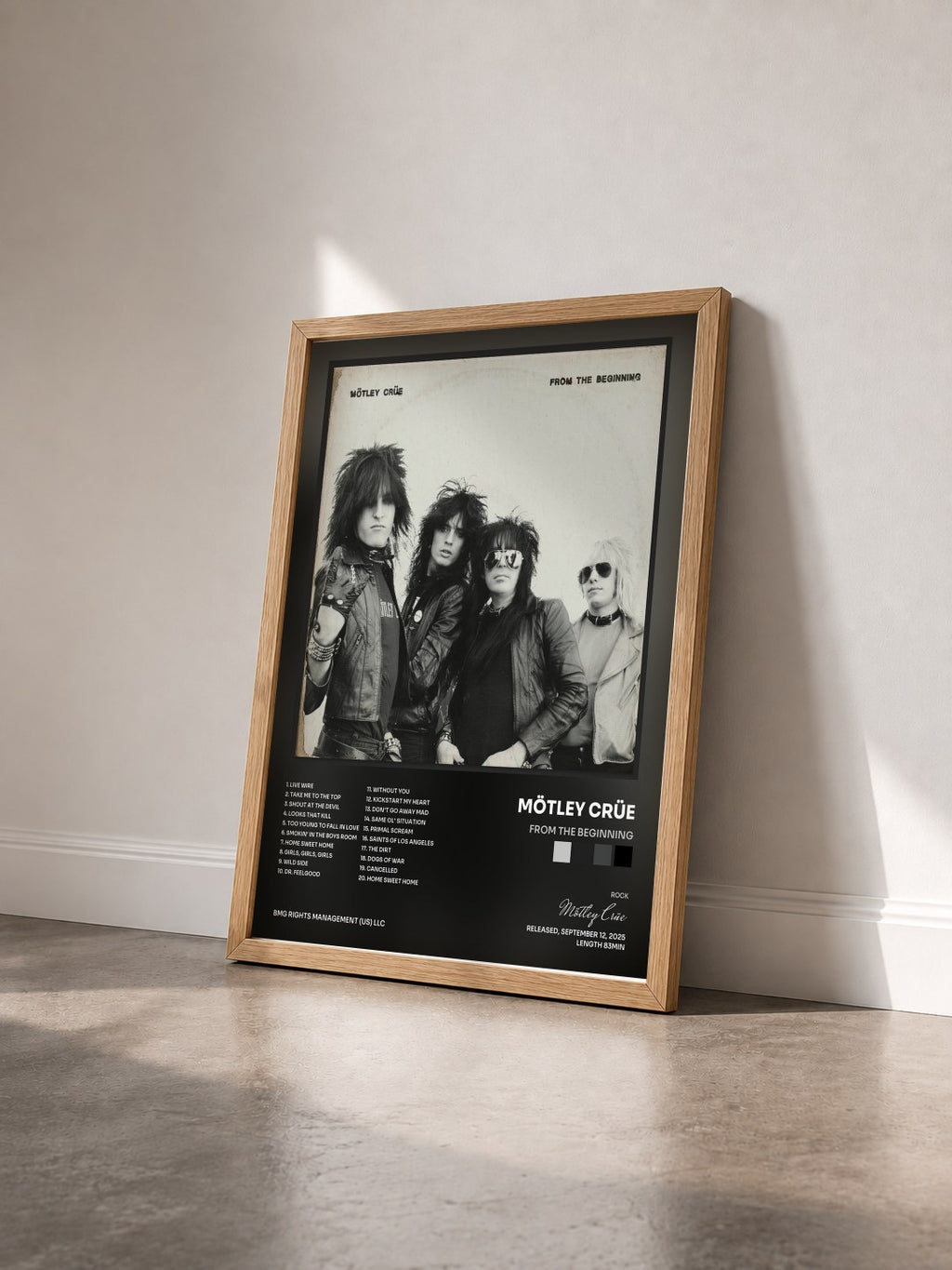#bois Tableau de l'album From The Beginning de Mötley Crüe vu de trois quarts, cadre en bois brut