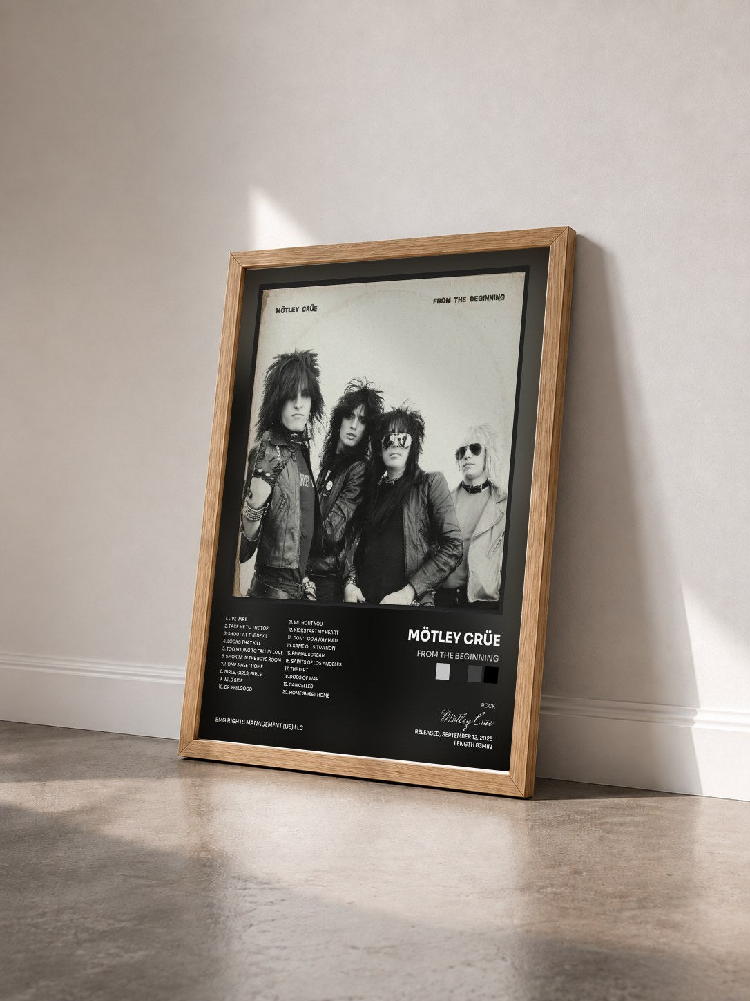 #bois Tableau de l'album From The Beginning de Mötley Crüe vu de trois quarts, cadre en bois brut