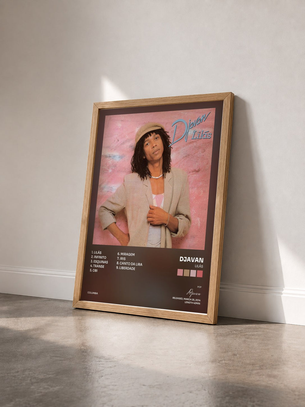 #bois Tableau de l'album Lilás de Djavan vu de trois quarts, cadre en bois brut
