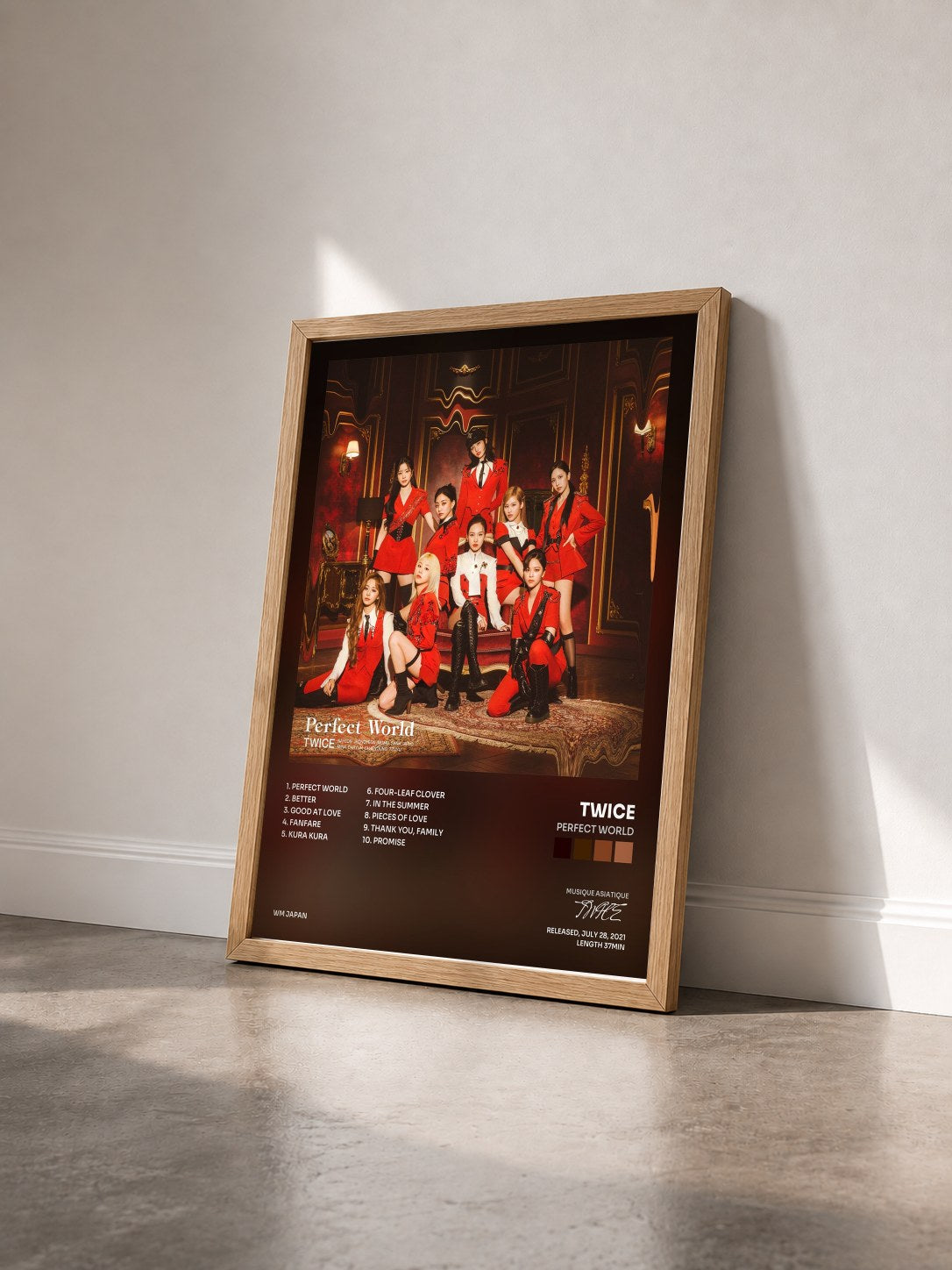 #bois Tableau de l'album Perfect World de TWICE vu de trois quarts, cadre en bois brut