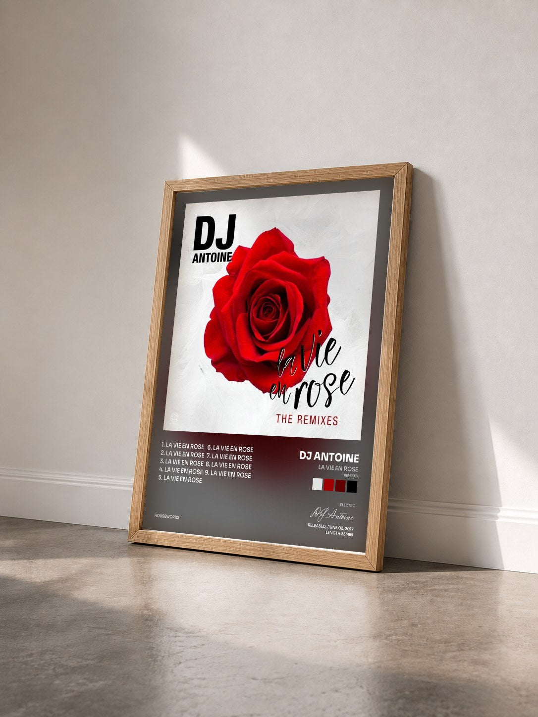 #bois Tableau de l'album La vie en rose (Remixes) de DJ Antoine vu de trois quarts, cadre en bois brut