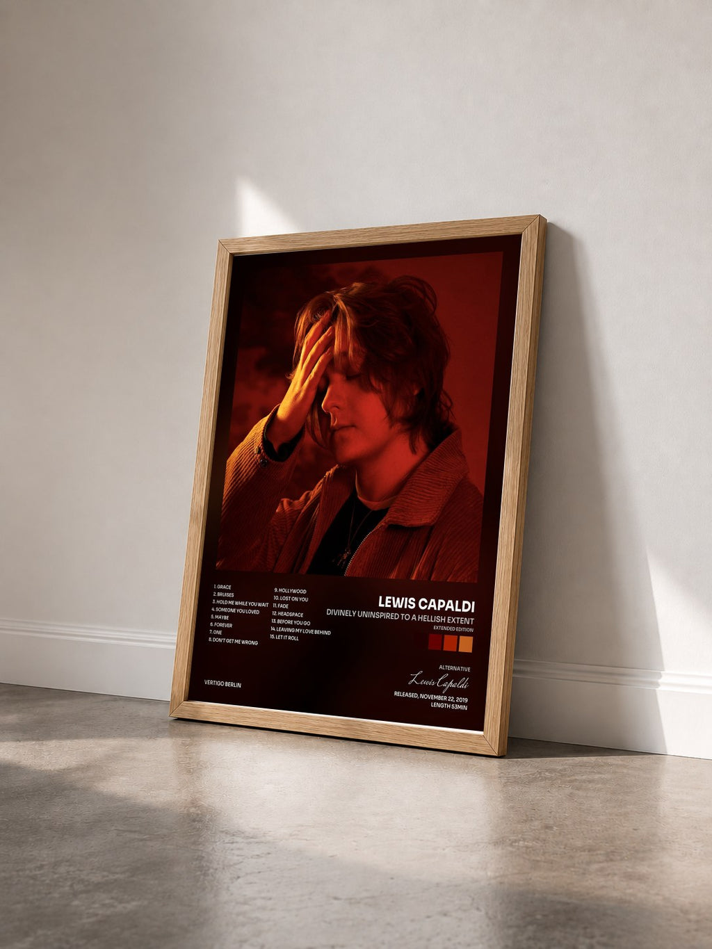 #bois Tableau de l'album Divinely Uninspired To A Hellish Extent (Extended Edition) de Lewis Capaldi vu de trois quarts, cadre en bois brut
