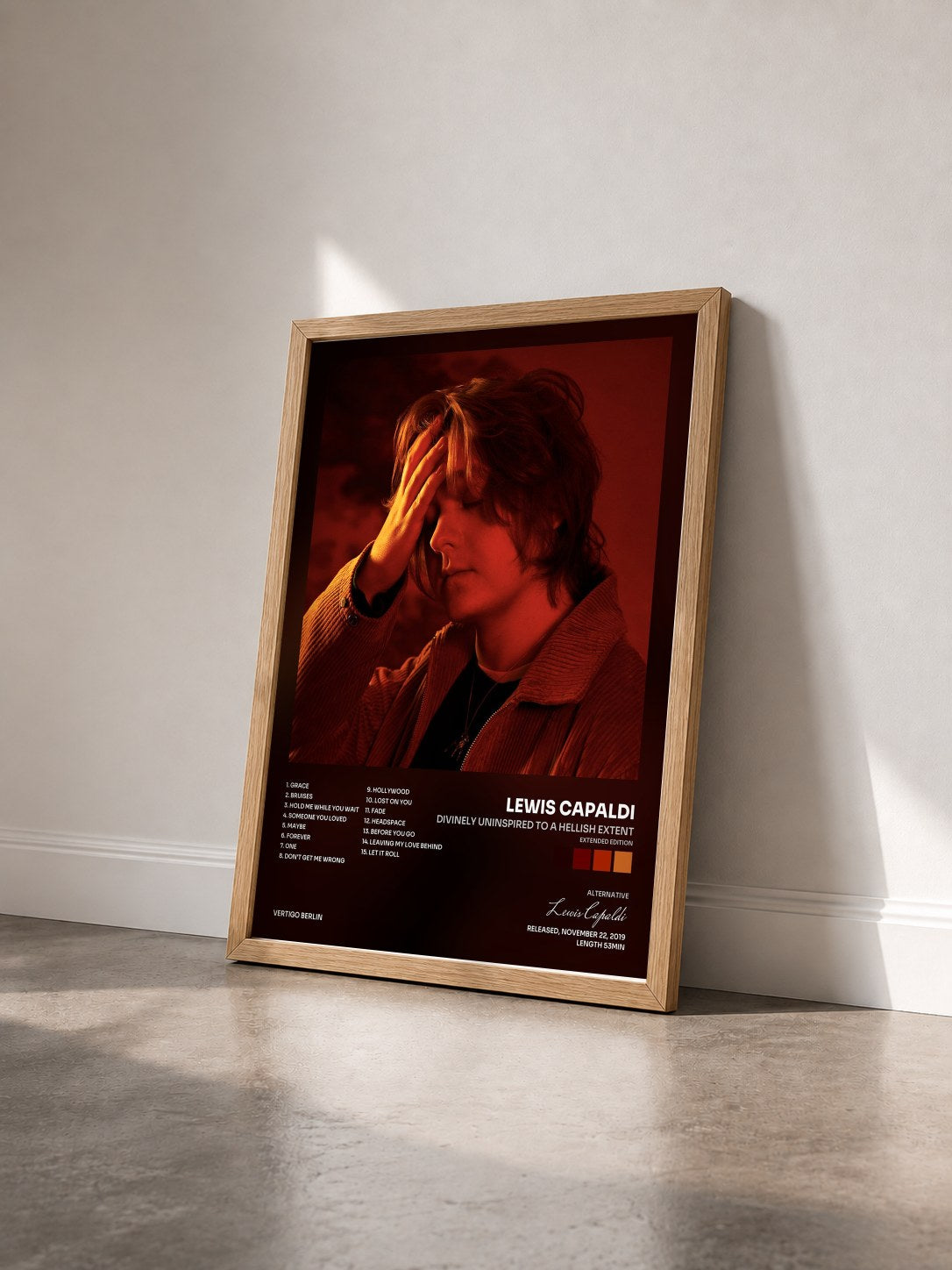 #bois Tableau de l'album Divinely Uninspired To A Hellish Extent (Extended Edition) de Lewis Capaldi vu de trois quarts, cadre en bois brut