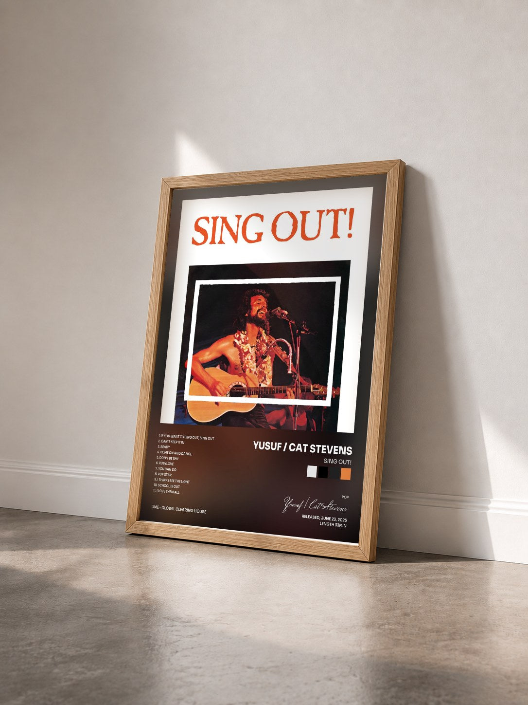 #bois Tableau de l'album Sing Out! de Yusuf / Cat Stevens vu de trois quarts, cadre en bois brut