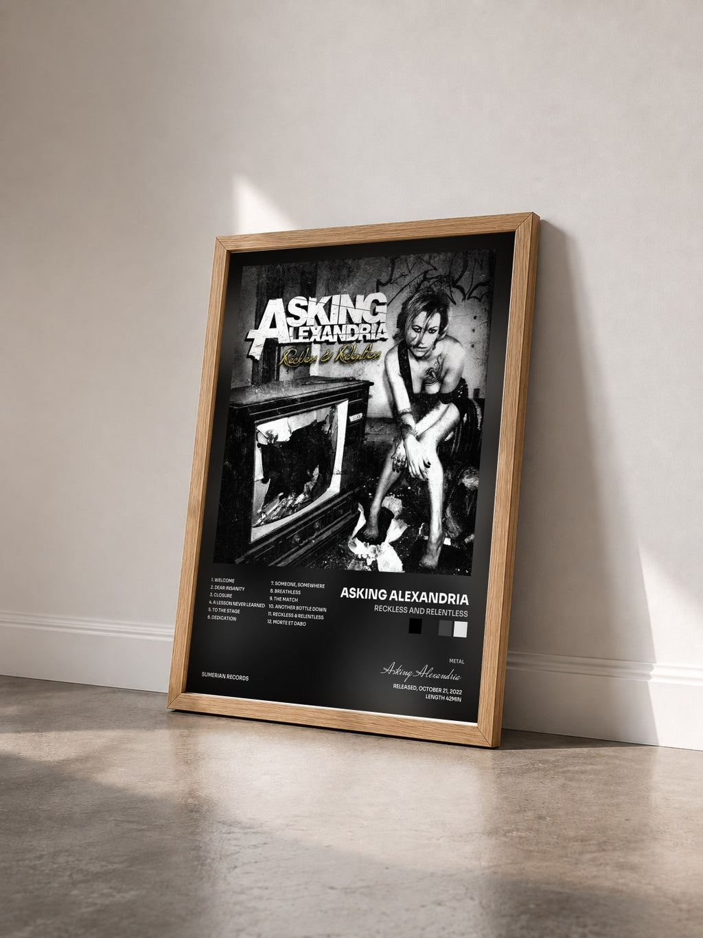 #bois Tableau de l'album Reckless And Relentless de Asking Alexandria vu de trois quarts, cadre en bois brut
