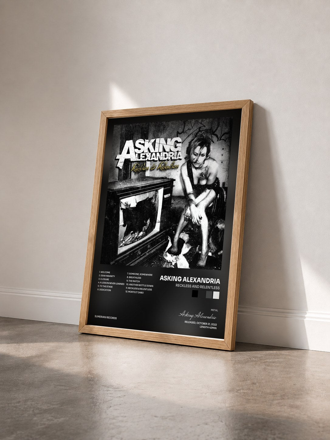 #bois Tableau de l'album Reckless And Relentless de Asking Alexandria vu de trois quarts, cadre en bois brut