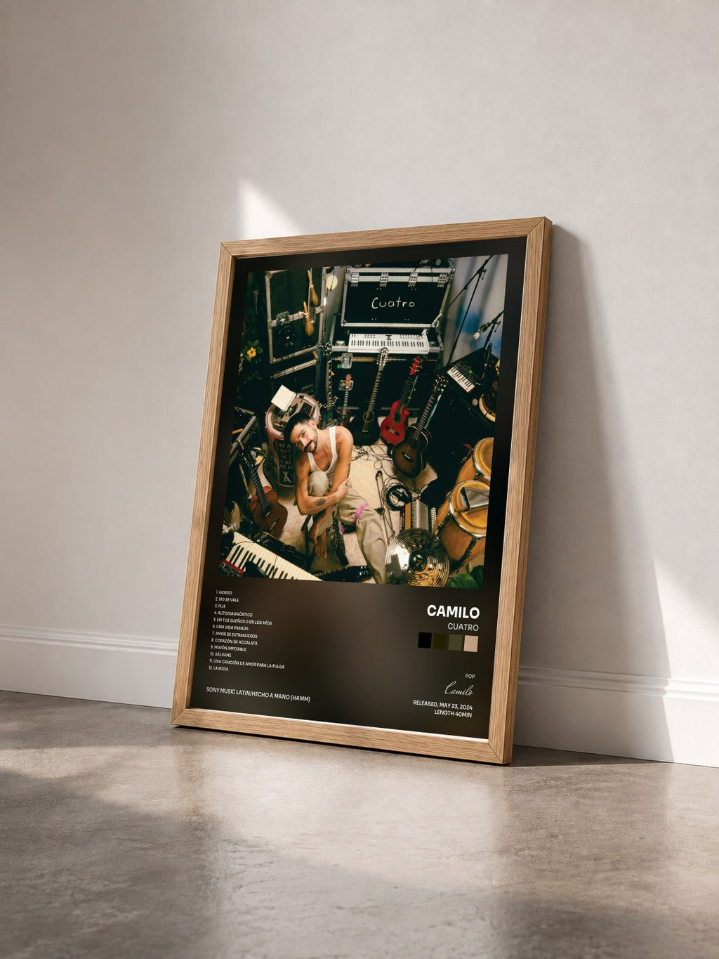#bois Tableau de l'album cuatro de Camilo vu de trois quarts, cadre en bois brut