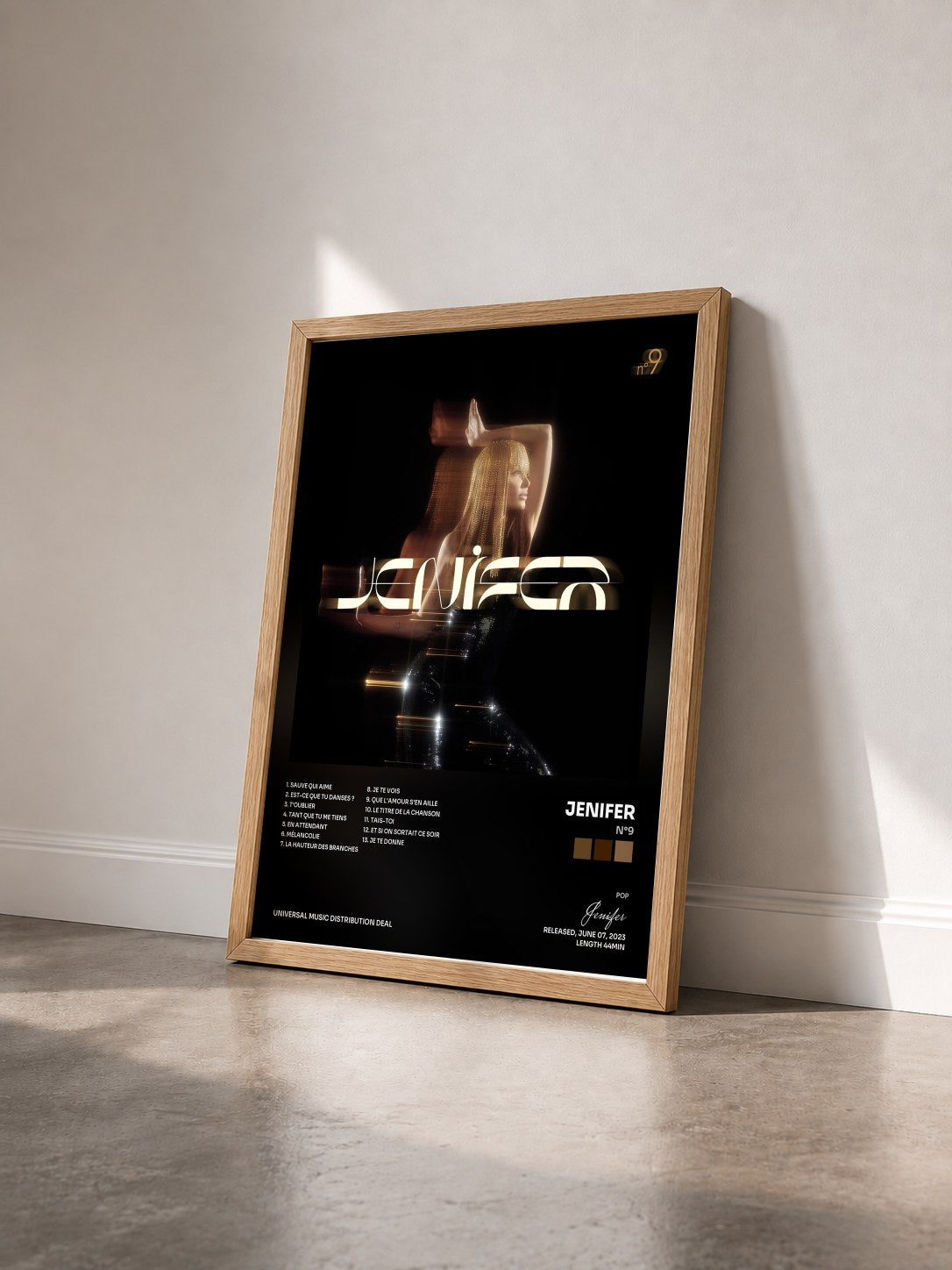 #bois Tableau de l'album n°9 de Jenifer vu de trois quarts, cadre en bois brut