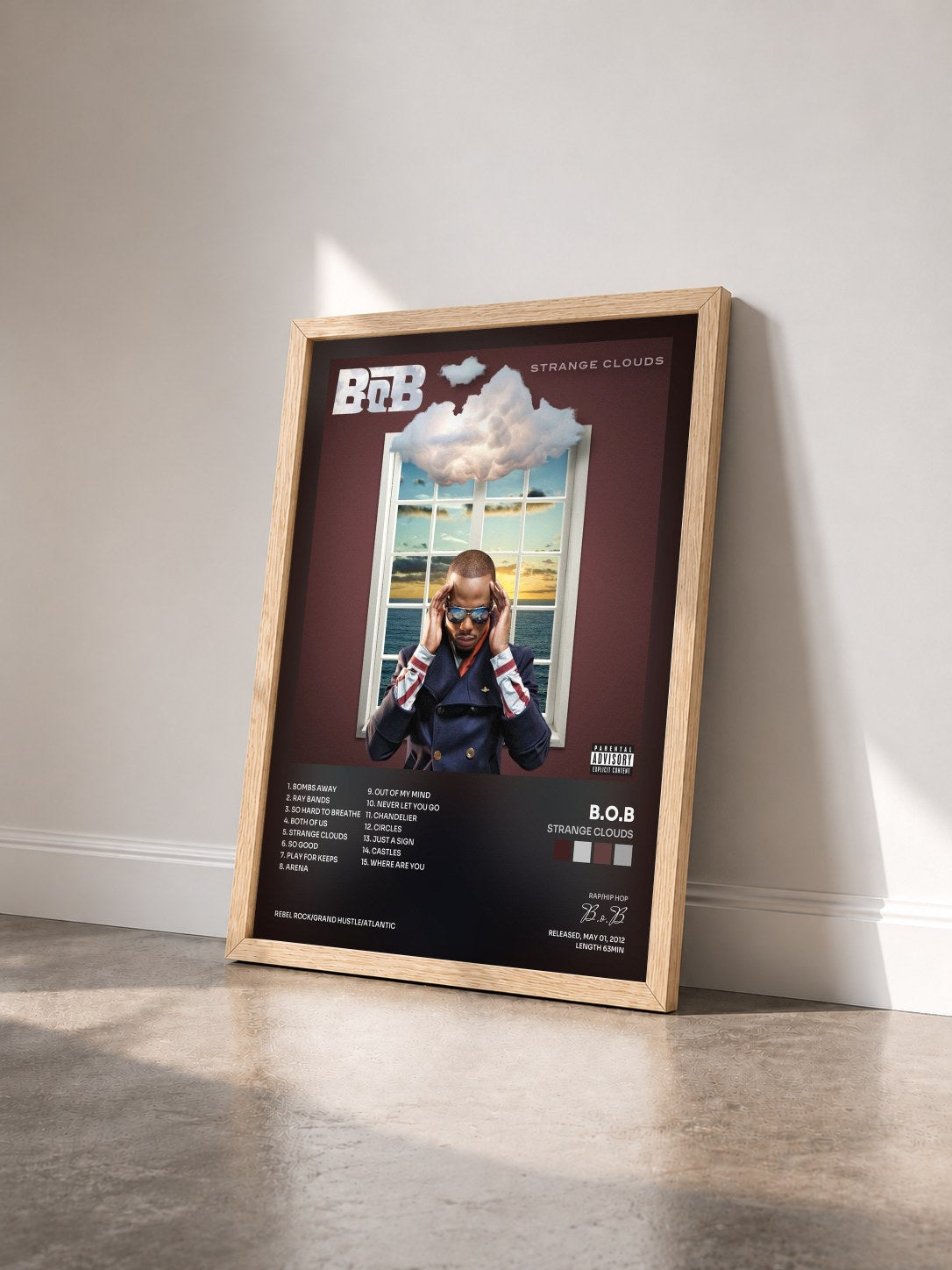 #bois Tableau de l'album Strange Clouds de B.o.B vu de trois quarts, cadre en bois brut