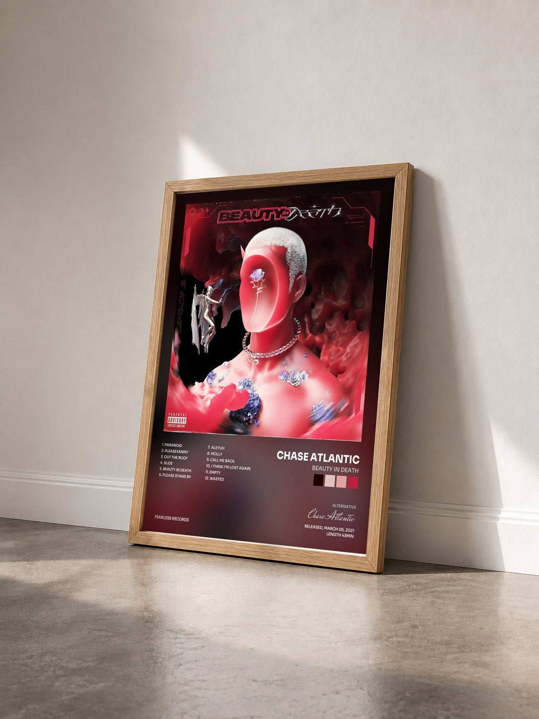 #bois Tableau de l'album BEAUTY IN DEATH de Chase Atlantic vu de trois quarts, cadre en bois brut