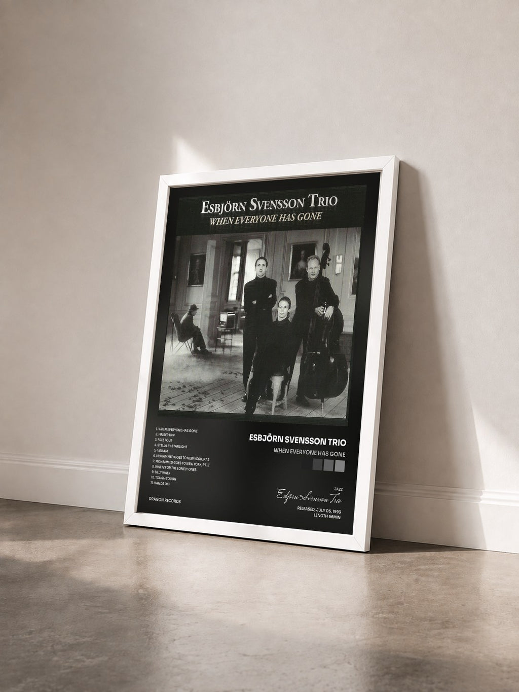 #blanc Tableau de l'album When Everyone Has Gone de Esbjörn Svensson Trio vu de trois quarts, cadre blanc