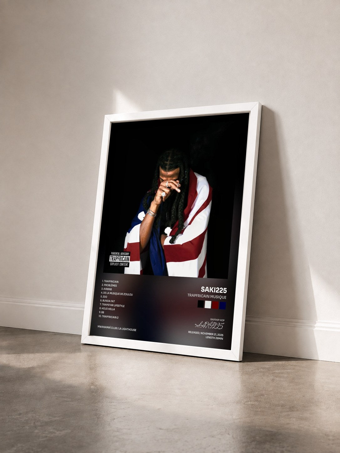 #blanc Tableau de l'album TRAPFRICAIN MUSIQUE de SAKI225 vu de trois quarts, cadre blanc