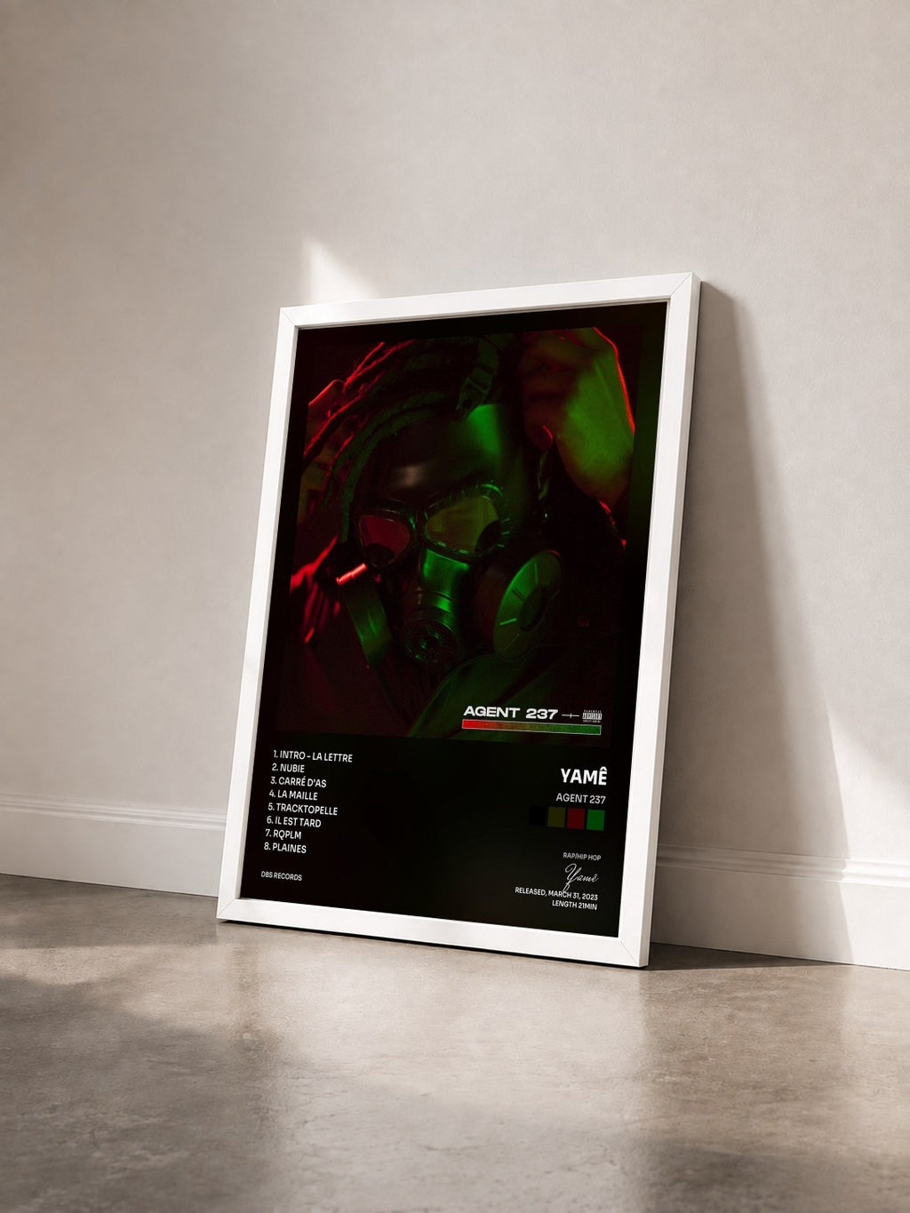 #blanc Tableau de l'album Agent 237 de Yamê vu de trois quarts, cadre blanc