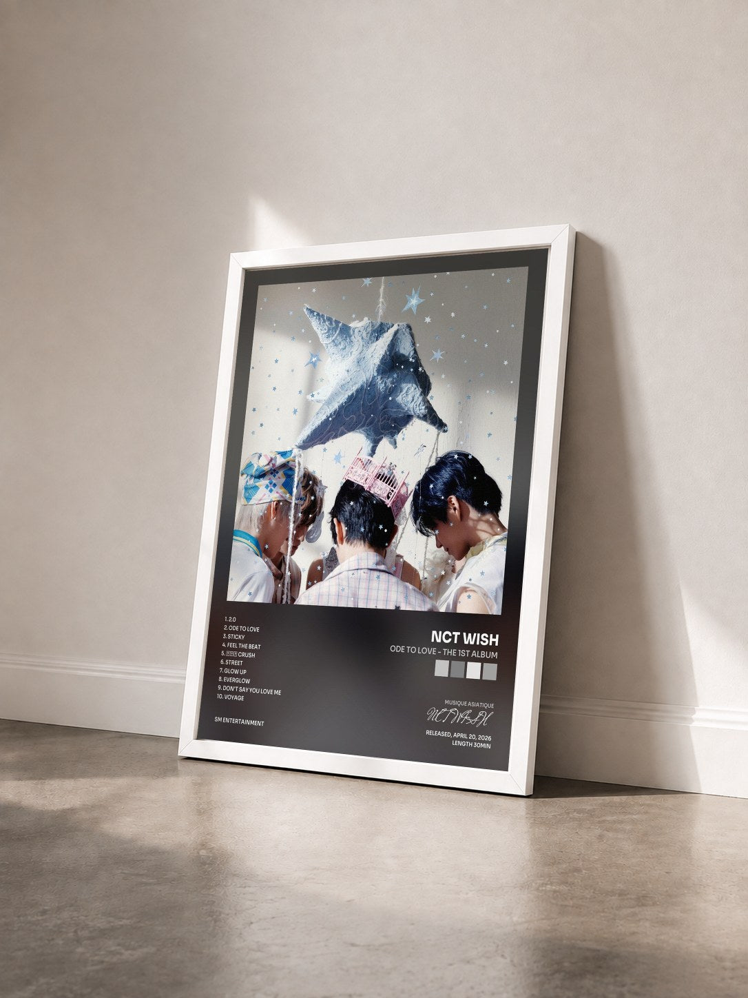 #blanc Tableau de l'album Ode to Love - The 1st Album de NCT WISH vu de trois quarts, cadre blanc