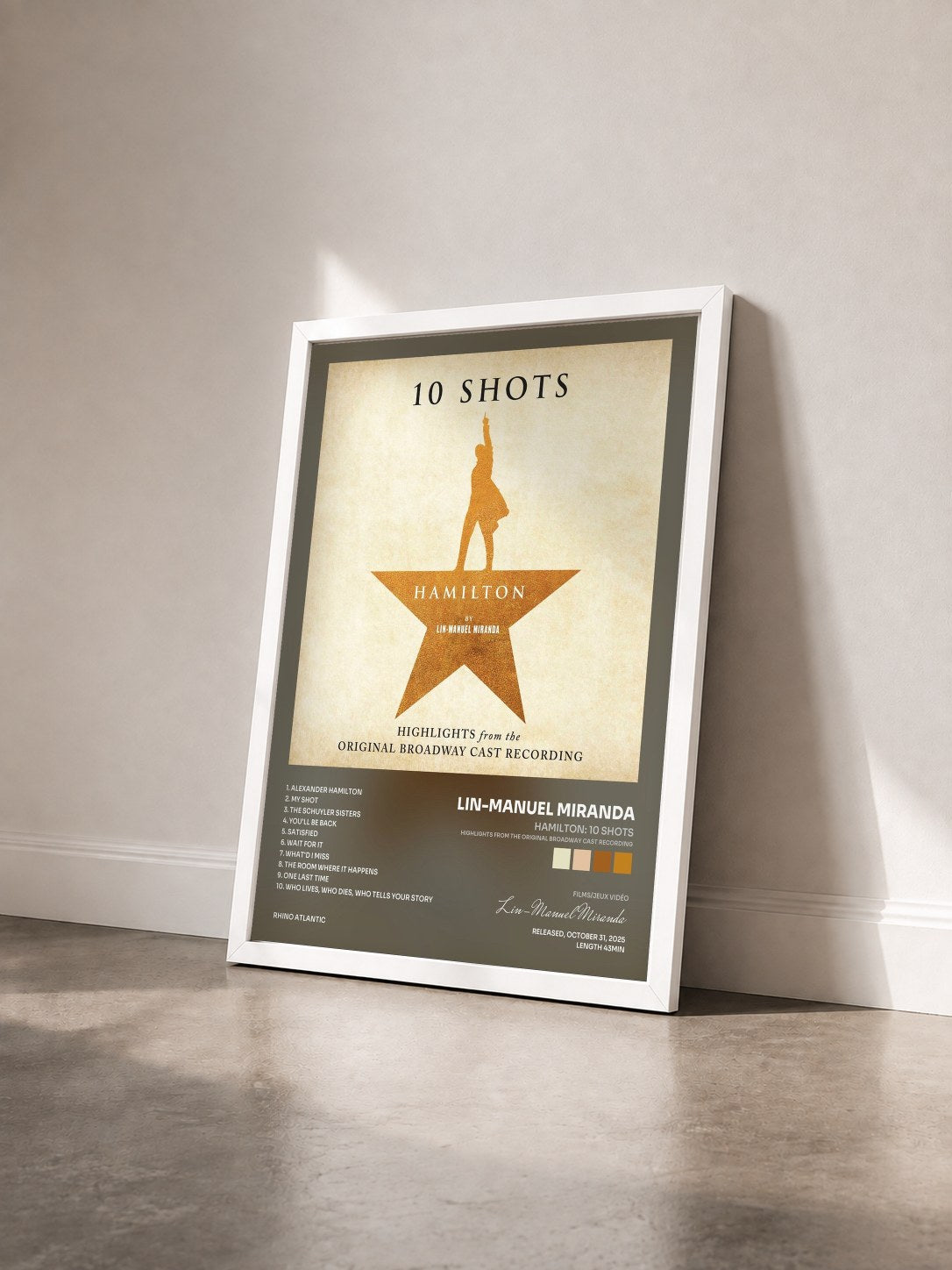 #blanc Tableau de l'album Hamilton: 10 Shots (Highlights From The Original Broadway Cast Recording) de Lin-Manuel Miranda vu de trois quarts, cadre blanc