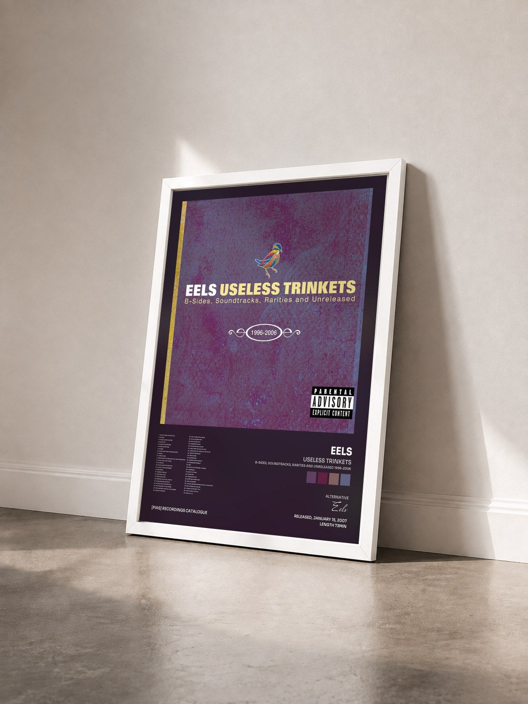 #blanc Tableau de l'album Useless Trinkets (B-Sides, Soundtracks, Rarities and Unreleased 1996-2006) de Eels vu de trois quarts, cadre blanc