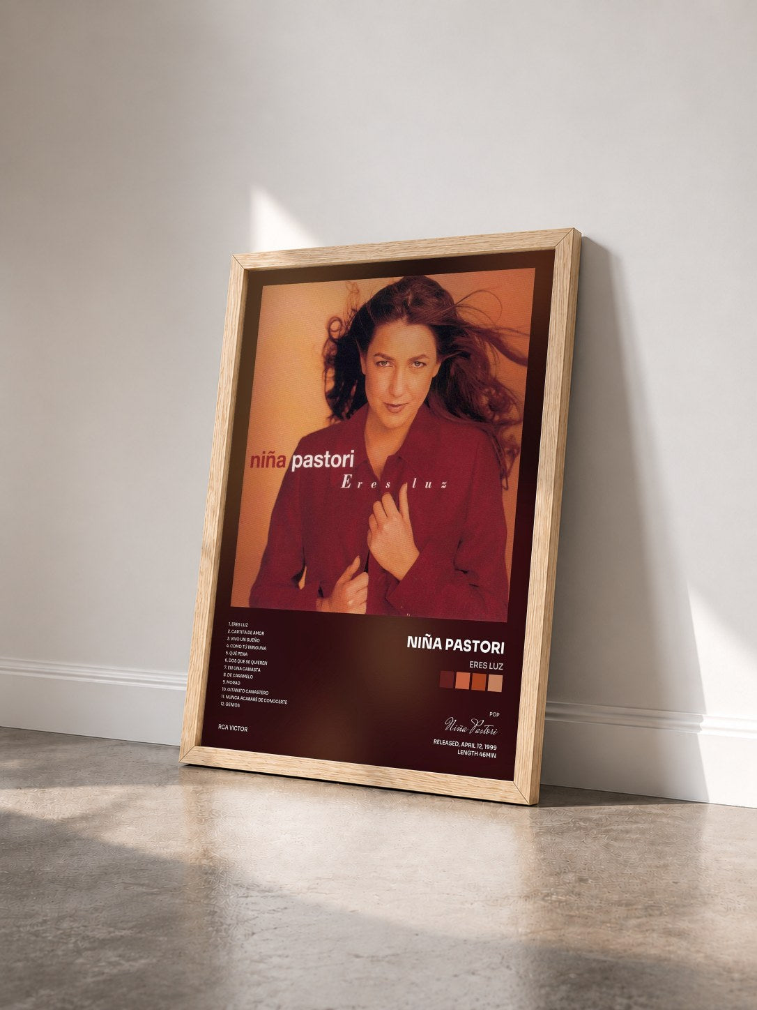 #bois Tableau de l'album Eres Luz de Niña Pastori vu de trois quarts, cadre en bois brut