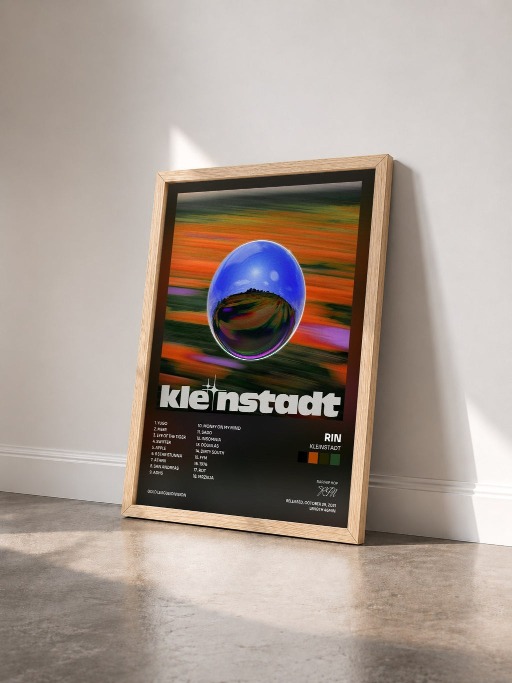#bois Tableau de l'album Kleinstadt de RIN vu de trois quarts, cadre en bois brut