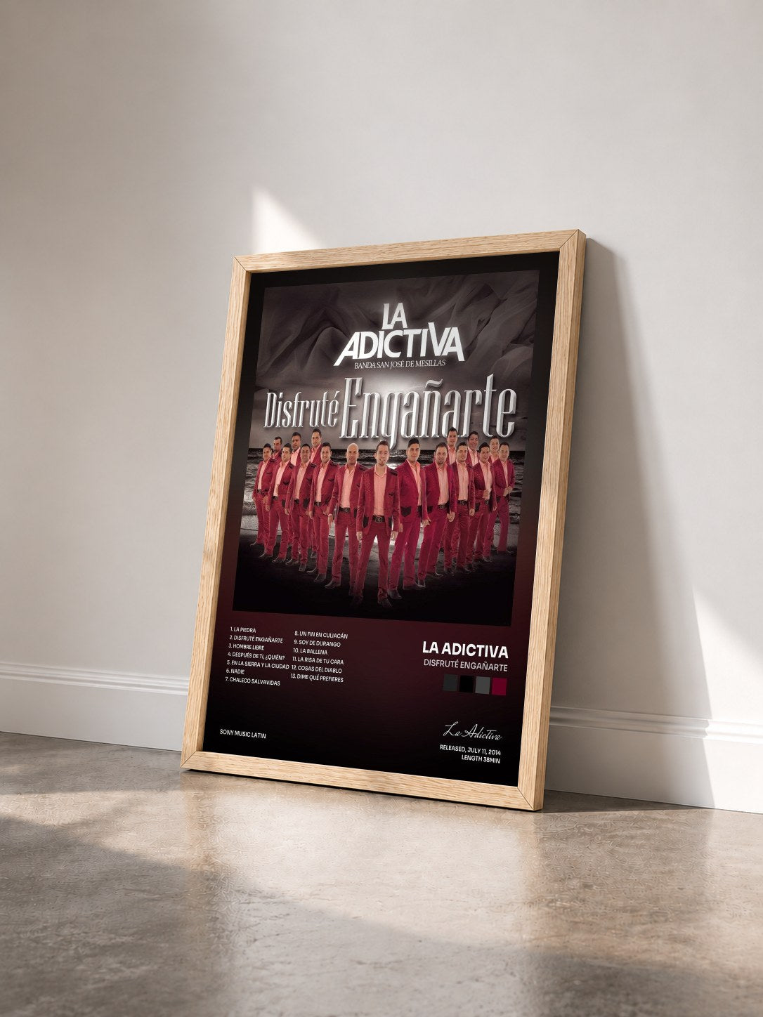 #bois Tableau de l'album Disfruté Engañarte de La Adictiva vu de trois quarts, cadre en bois brut