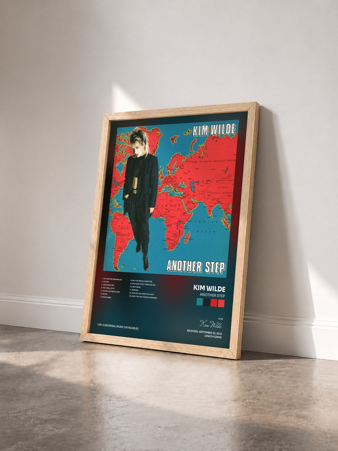 #bois Tableau de l'album Another Step de Kim Wilde vu de trois quarts, cadre en bois brut