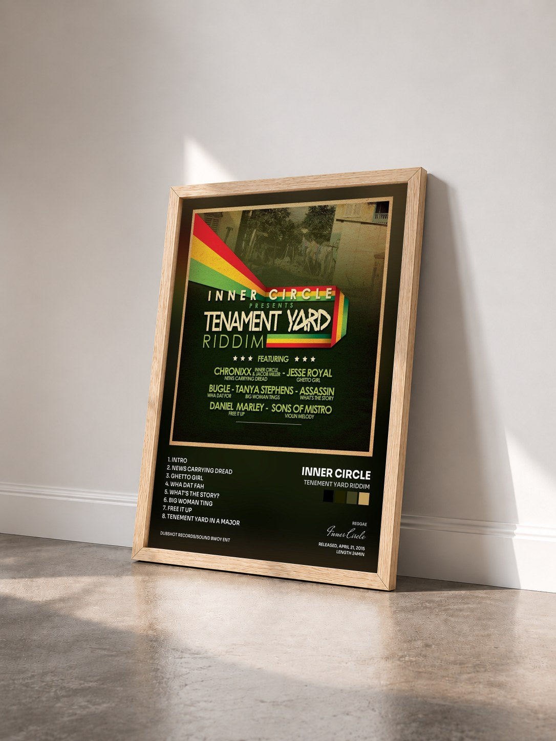 #bois Tableau de l'album Tenement Yard Riddim de Inner Circle vu de trois quarts, cadre en bois brut