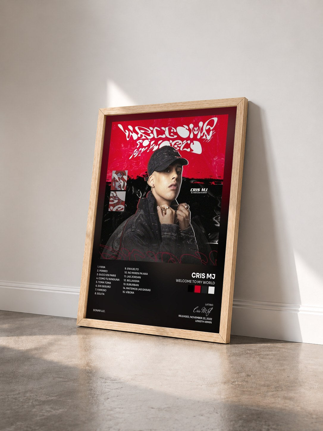 #bois Tableau de l'album Welcome To My World de Cris MJ vu de trois quarts, cadre en bois brut