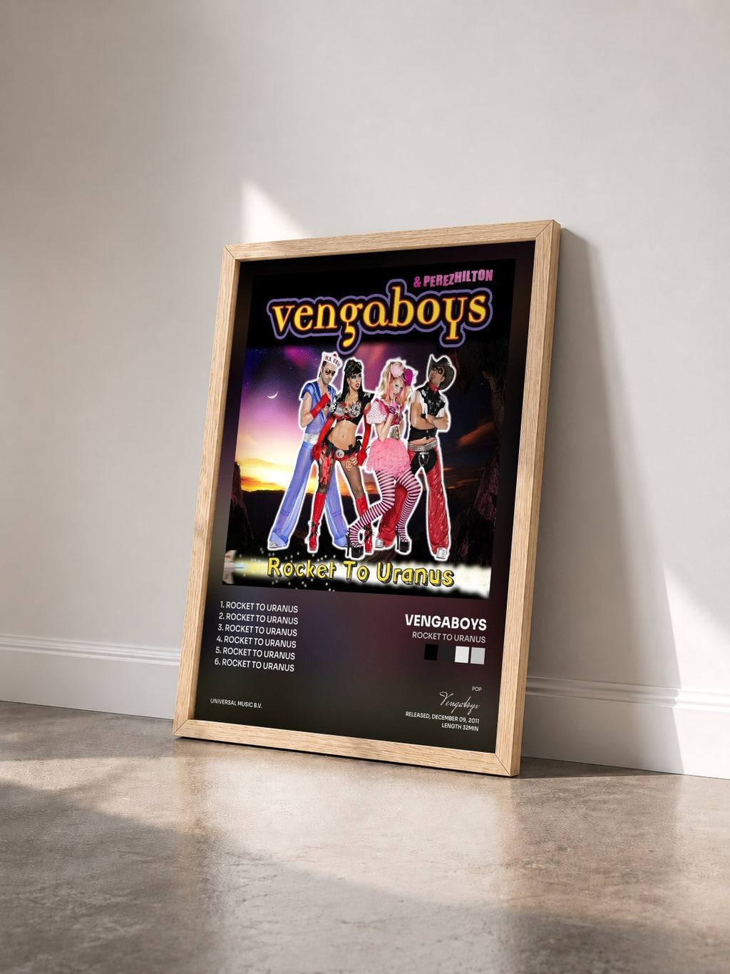 #bois Tableau de l'album Rocket To Uranus de Vengaboys vu de trois quarts, cadre en bois brut