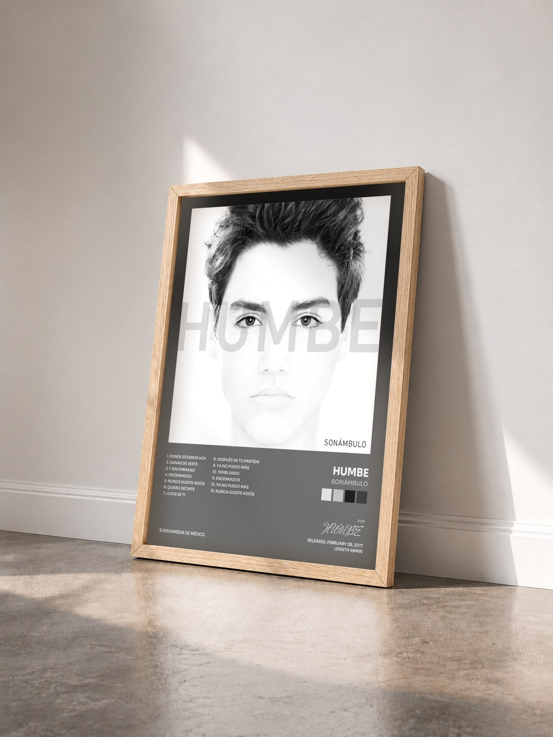 #bois Tableau de l'album Sonámbulo de HUMBE vu de trois quarts, cadre en bois brut