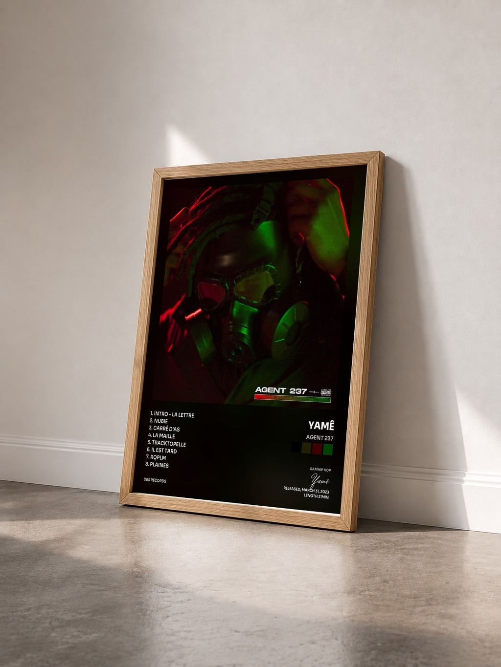 #bois Tableau de l'album Agent 237 de Yamê vu de trois quarts, cadre en bois brut