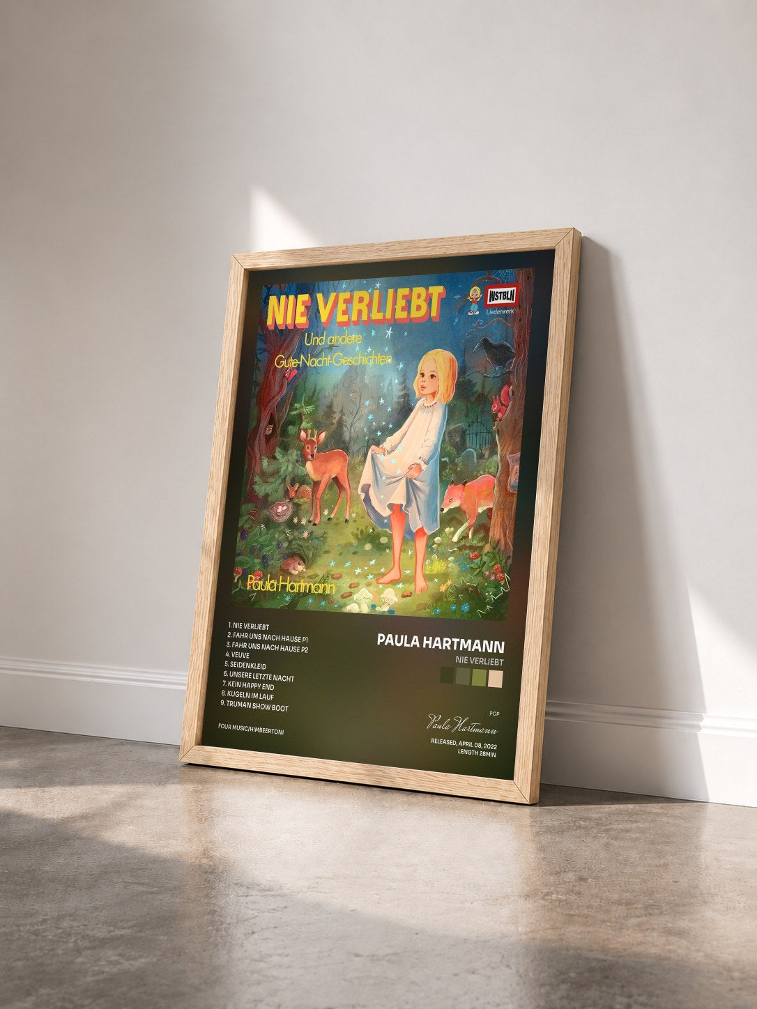 #bois Tableau de l'album Nie verliebt de Paula Hartmann vu de trois quarts, cadre en bois brut