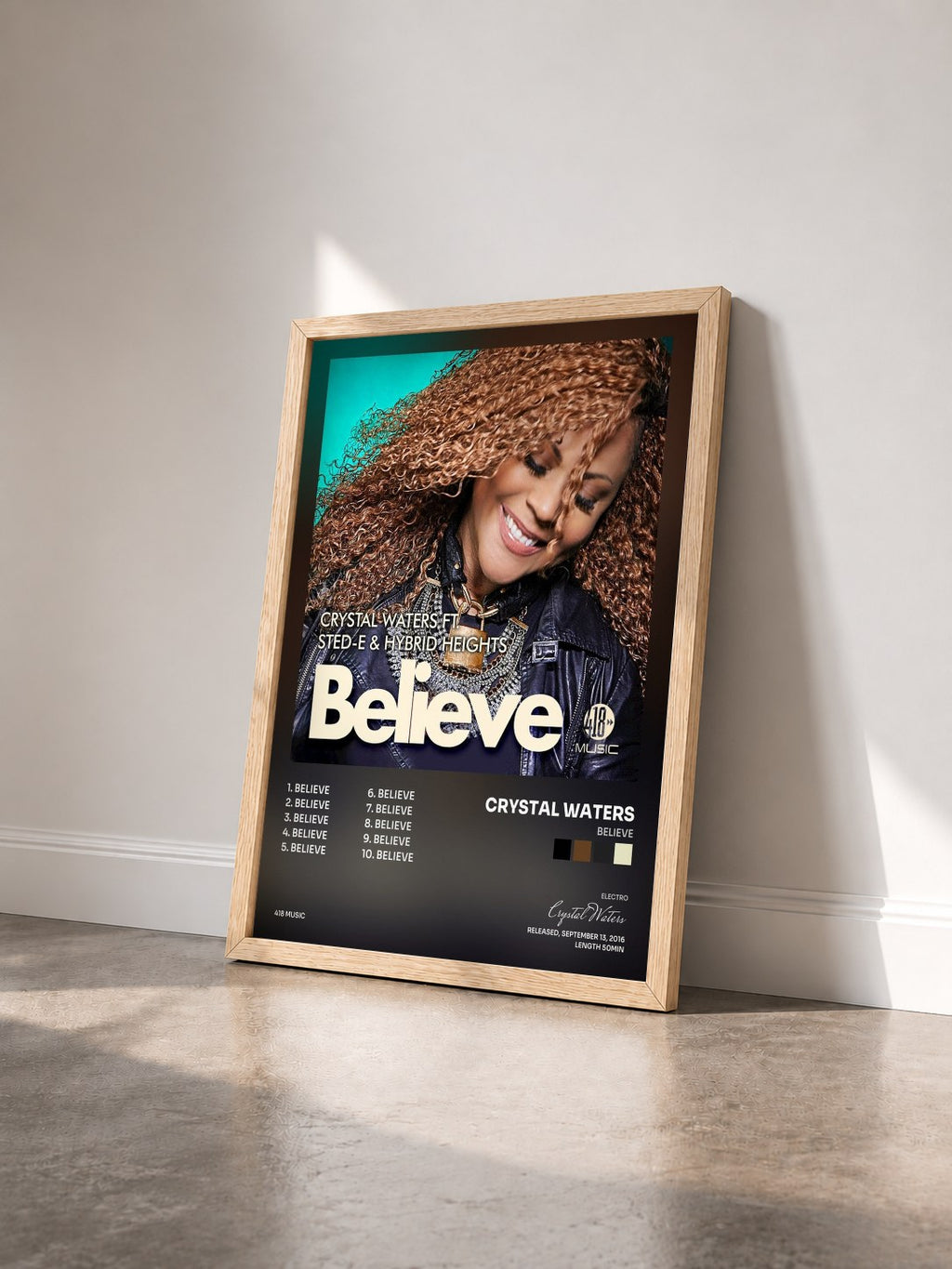 #bois Tableau de l'album Believe de Crystal Waters vu de trois quarts, cadre en bois brut