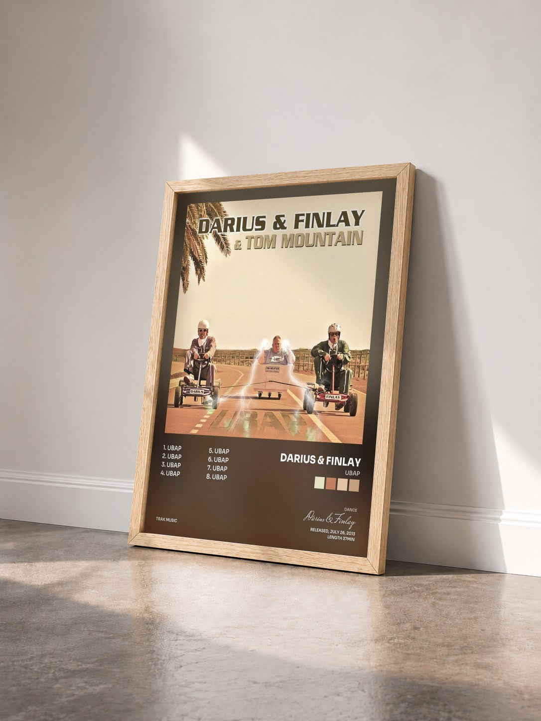 #bois Tableau de l'album Ubap de Darius & Finlay vu de trois quarts, cadre en bois brut