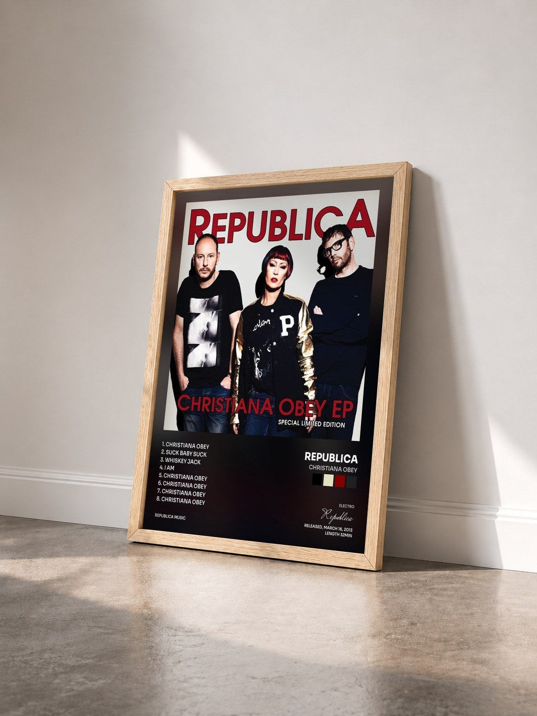 #bois Tableau de l'album Christiana Obey de Republica vu de trois quarts, cadre en bois brut